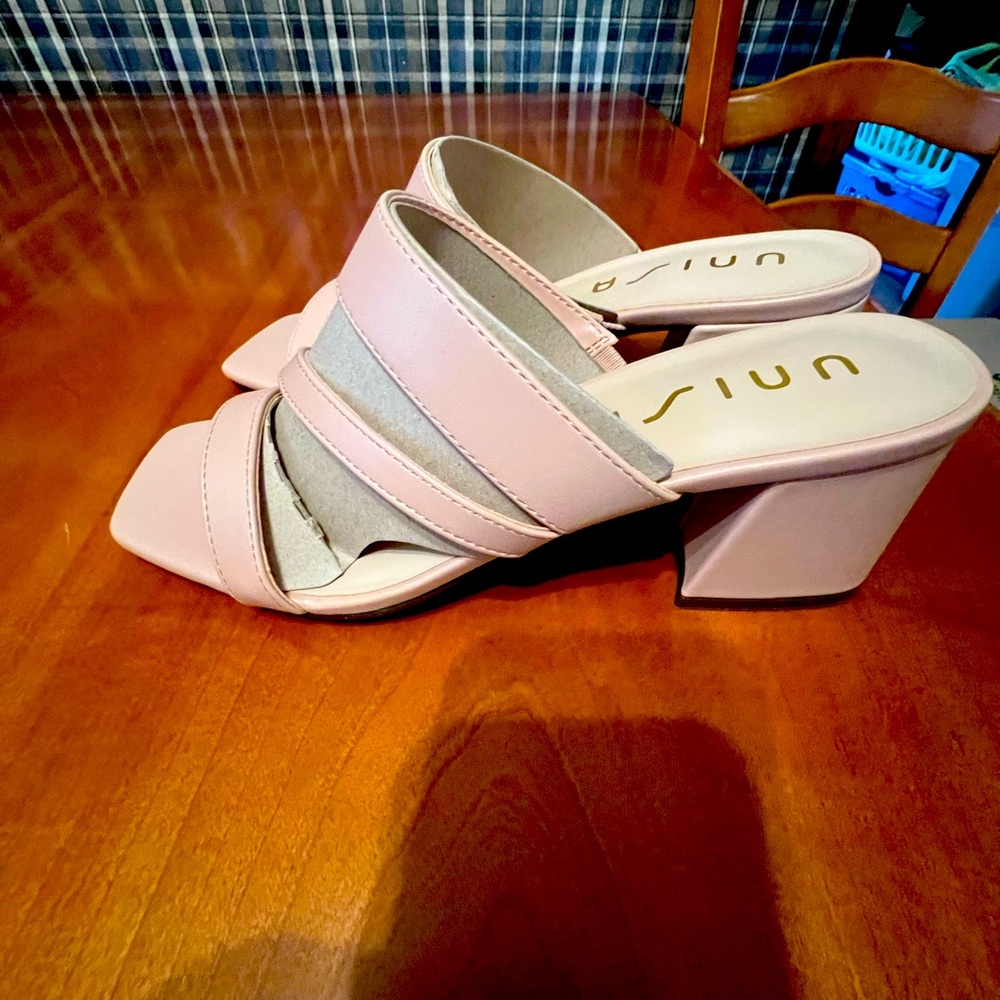 Women’s sz 8.5M Unisa Miriam box is no good crushed will send in generic box